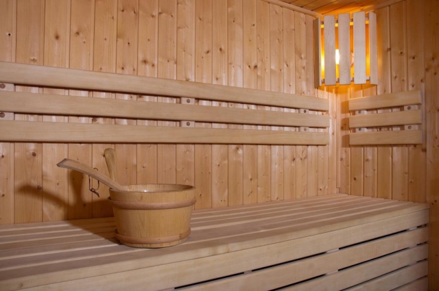 Během svého pobytu můžete relaxovat v sauně či vířivé vaně nebo využít masáží. Foto Penzion U Černého čápa